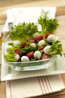 Teller mit Salat, Tomaten und Mozzarella, Nahaufnahme - OD000139