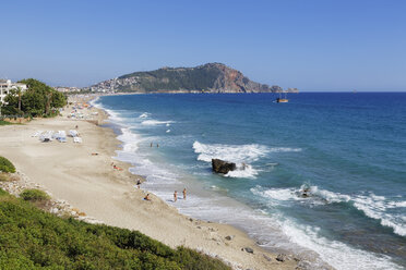 Türkei, Alanya, Blick auf Kleopatra-Strand und Burg im Hintergrund - SIEF004012