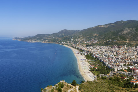 Türkei, Alanya, Blick auf Kleopatra-Strand und Burg im Hintergrund, lizenzfreies Stockfoto