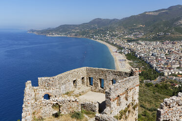 Türkei, Alanya, Blick auf die Burg von Alanya am Kleopatra-Strand - SIE004017