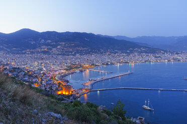 Türkei, Alanya, Blick auf den Roten Turm mit Hafen - SIEF004030