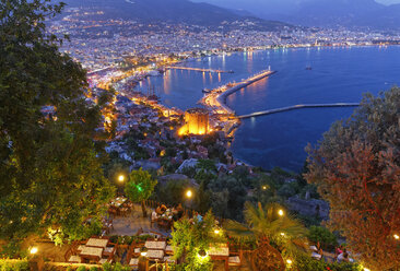 Türkei, Alanya, Blick auf den Roten Turm mit Hafen - SIE004031