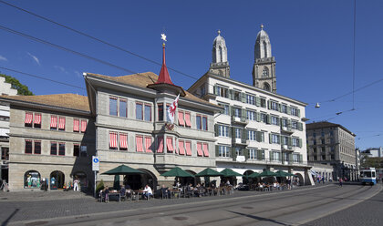 Schweiz, Zürich, Blick auf das Strassencafé im Zunfthaus - JHEF000002