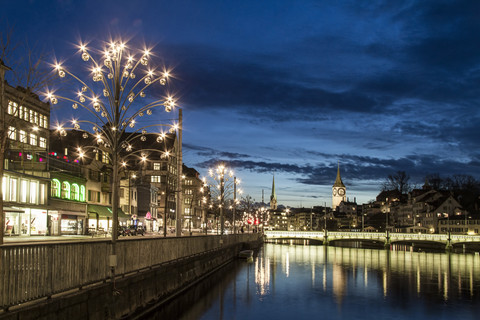 Schweiz, Zürich, Blick auf die Weihnachtsfeier am Fluss Limmat, lizenzfreies Stockfoto