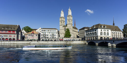 Schweiz, Zürich, Blick auf das Limmatboot auf der Limmat - JHEF000016