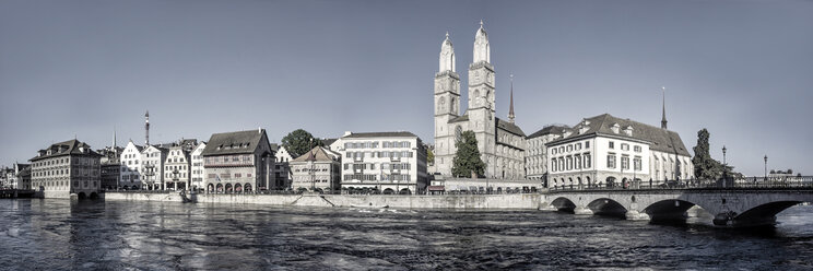 Schweiz, Zürich, Blick auf das Großmünster an der Limmat - JHEF000004