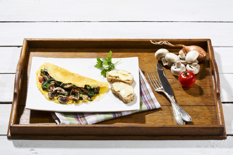 Omelett mit Pilzen auf Holztisch, lizenzfreies Stockfoto
