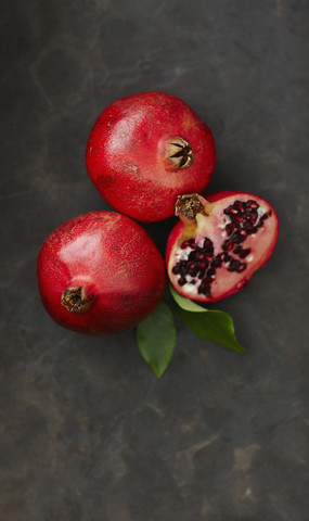 Granatäpfel mit Blatt, Nahaufnahme, lizenzfreies Stockfoto