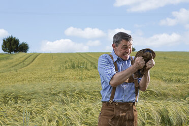 Deutschland, Bayern, Landwirt wird wütend - MAEF006905