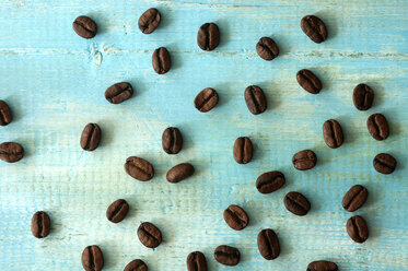 Coffee beans on wooden table, close up - OD000148