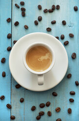 Espresso mit Kaffeebohnen auf Holztisch, Nahaufnahme - OD000151