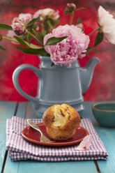 Apfel-Zimt-Muffin mit Pfingstrosenblüten im Hintergrund - OD000153