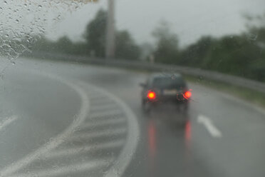 Deutschland, Blick durch die Windschutzscheibe eines fahrenden Autos - LA000089