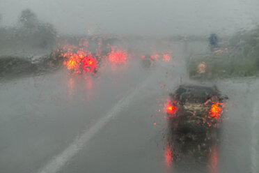 Deutschland, Blick durch die Windschutzscheibe eines fahrenden Autos - LA000090