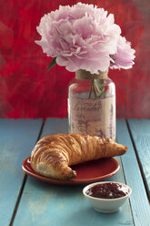 Croissant mit Erdbeermarmelade auf Holztisch, Nahaufnahme - OD000158