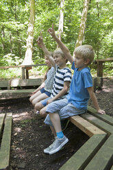 Deutschland, Bayern, München, Freunde spielen Schule im Wald - NH001389