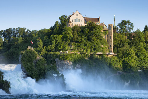 Schweiz, Schaffhausen, Blick auf den Rheinfall mit Schloss Laufen - ELF000199