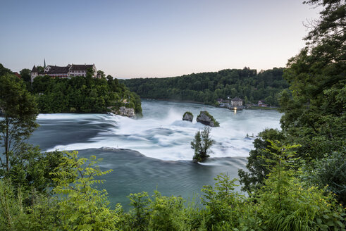 Schweiz, Schaffhausen, Blick auf den Rheinfall mit Schloss Laufen - ELF000196