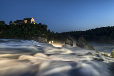 Schweiz, Schaffhausen, Blick auf den Rheinfall mit Schloss Laufen bei Nacht - ELF000195