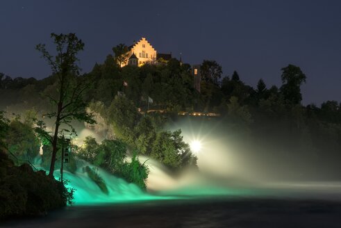 Schweiz, Schaffhausen, Blick auf den Rheinfall mit Schloss Laufen bei Nacht - ELF000194