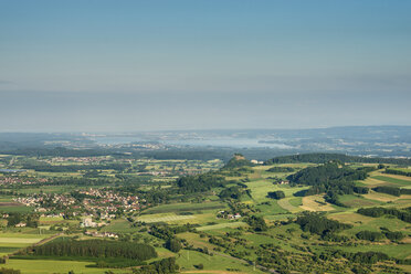 Deutschland, Baden Württemberg, Blick auf die Hegauer Landschaft und den Bodensee - EL000193