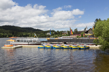 Deutschland, Baden Württemberg, Blick auf Titisee und Schwarzwald - MAB000122