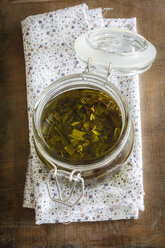 Salbei-Olivenöl im Glas auf Serviette - EVG000136