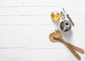 Salatbesteck mit Öl und Essig auf weißem Hintergrund, Nahaufnahme - KSWF001150