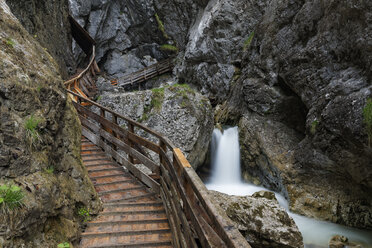 Österreich, Steiermark, Blick auf den Wasserfall im Ennstal - GF000092