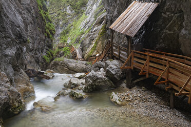 Österreich, Steiermark, Blick auf den Wasserfall im Ennstal - GF000090