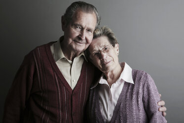Portrait of senior couple, smiling, close up - JAT000087