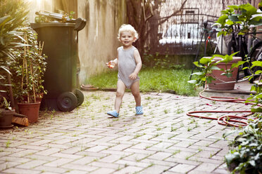 Germany, Bonn, Baby boy walking in backyard - MFF000535