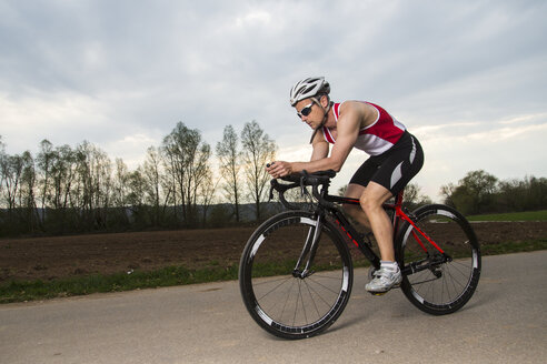 Deutschland, Triathlet auf dem Fahrrad - STSF000050