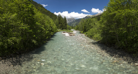 Deutschland, Bayern, Fluss Ostrach in den Allgäuer Hochalpen - STS000044