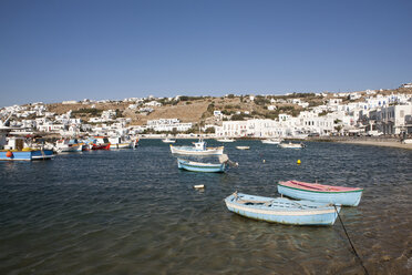 Griechenland, Mykonos, Hafen mit kleinen Fischerbooten - SKF001297