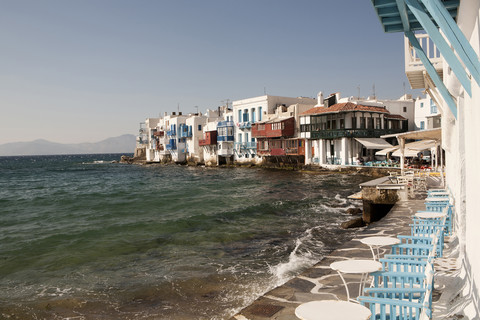 Griechenland, Mykonos, Blick auf Cafés in Klein-Venedig, lizenzfreies Stockfoto