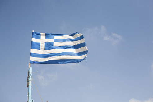 Griechenland, Mykonos, Nationalflagge gegen Himmel - SKF001301