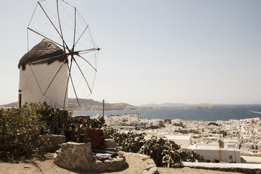 Griechenland, Mykonos, Blick auf eine traditionelle Windmühle - SKF001366