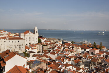 Portugal, Lissabon, Blick auf die Kirche Santo Estevao in der Nähe des Flusses Tajo - SKF001308