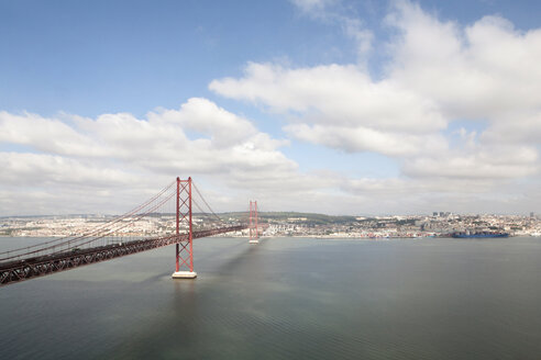 Portugal, Lissabon, Blick auf die Brücke 25 de Abril in der Nähe des Flusses Tajo - SKF001310
