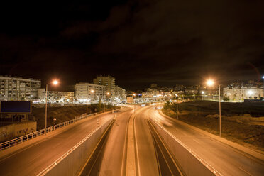 Portugal, Lissabon, Blick auf städtische Straße bei Nacht - SKF001315