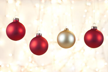 Weihnachtskugeln hängen vor glänzendem Hintergrund, Nahaufnahme - SKF001330