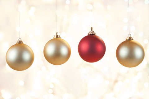 Weihnachtskugeln hängen vor glänzendem Hintergrund, Nahaufnahme, lizenzfreies Stockfoto