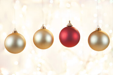 Weihnachtskugeln hängen vor glänzendem Hintergrund, Nahaufnahme - SKF001331