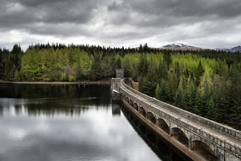 Vereinigtes Königreich, Schottland, Ansicht eines gemauerten Damms, lizenzfreies Stockfoto
