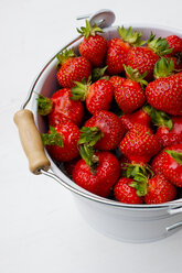 Eimer mit Erdbeeren auf weißem Hintergrund, Nahaufnahme - LVF000146