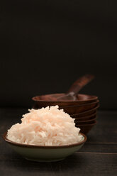 Schale mit Basmati-Reis auf Holztisch, Nahaufnahme - OD000179