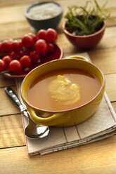 Schale mit Tomatensuppe und Kirschtomaten auf Holztisch, Nahaufnahme - OD000174