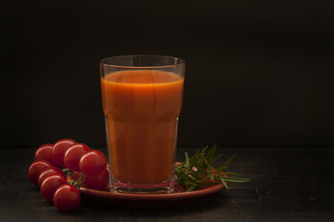 Glas Tomatensaft mit Kirschtomaten auf Holztisch, Nahaufnahme - OD000173