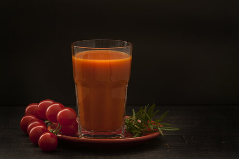 Glas Tomatensaft mit Kirschtomaten auf Holztisch, Nahaufnahme - OD000173